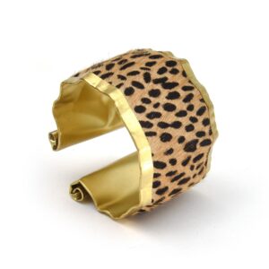 צמיד בעבודת יד בשילוב עור פרווה מנומרת